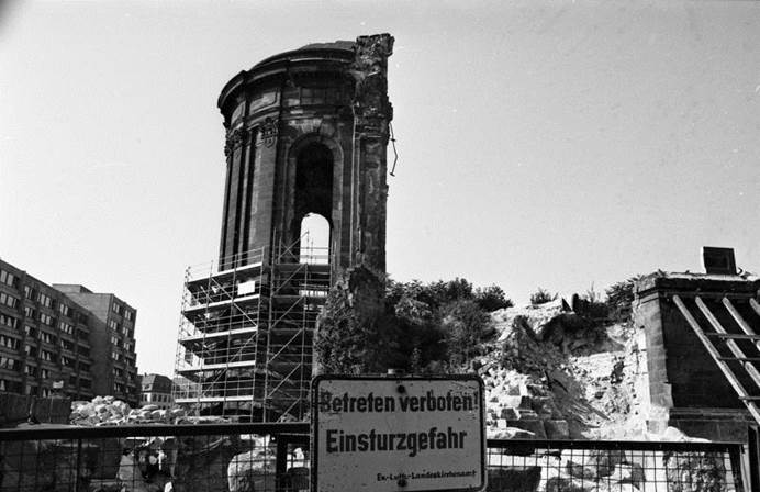 File:Bundesarchiv B 145 Bild-F088675-0031, Dresden, Ruine der Frauenkirche.jpg